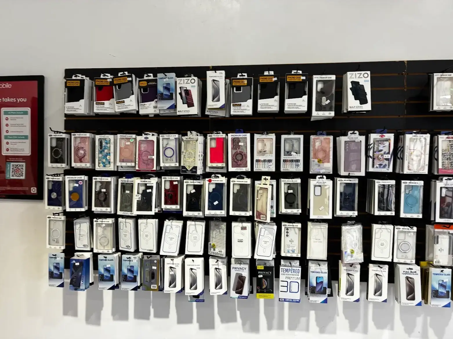 Pared de fundas para iPhone y Samsung Galaxy y micas de vidrio templado en TIC Wireless