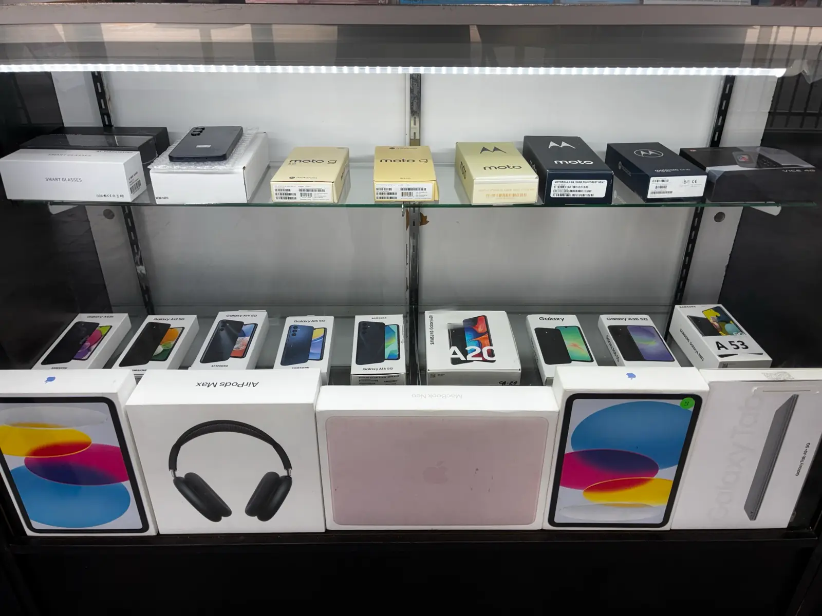 AirPods Max, iPad y cajas Galaxy en la vitrina