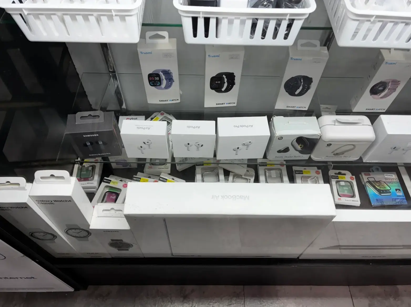 AirPods, AirPods Pro, Beats, Galaxy Watch y relojes inteligentes en la vitrina