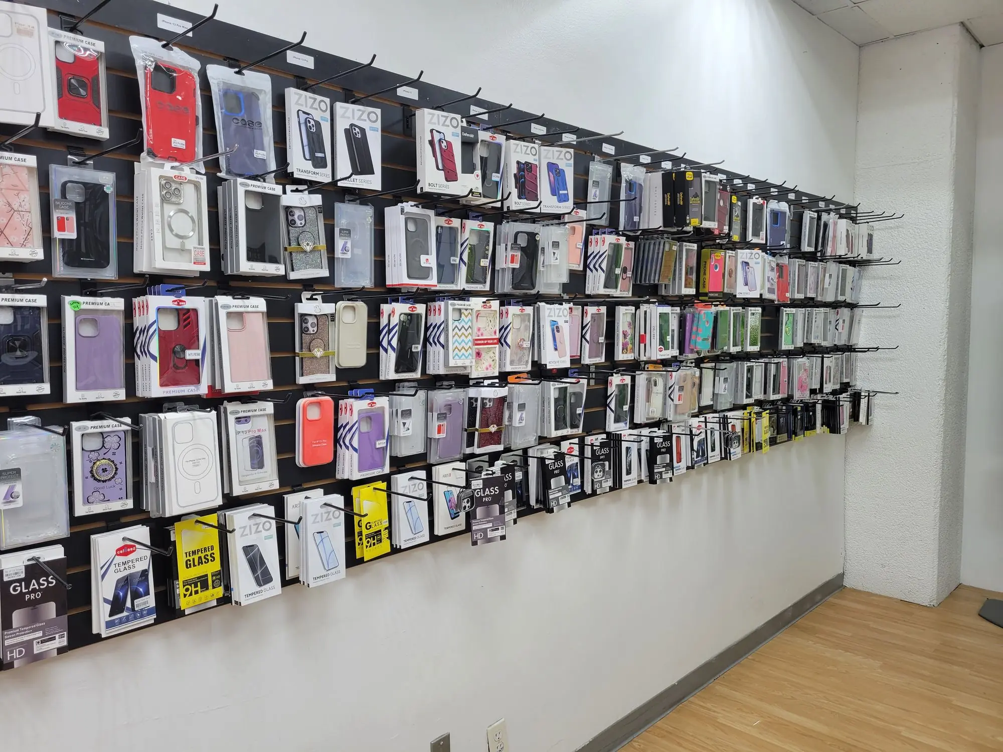 La pared de fundas: iPhone y Samsung Galaxy, OtterBox y ZIZO
