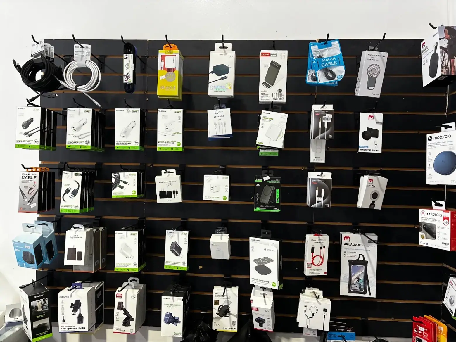 Cargadores de pared, cargadores de auto, cables y baterías portátiles