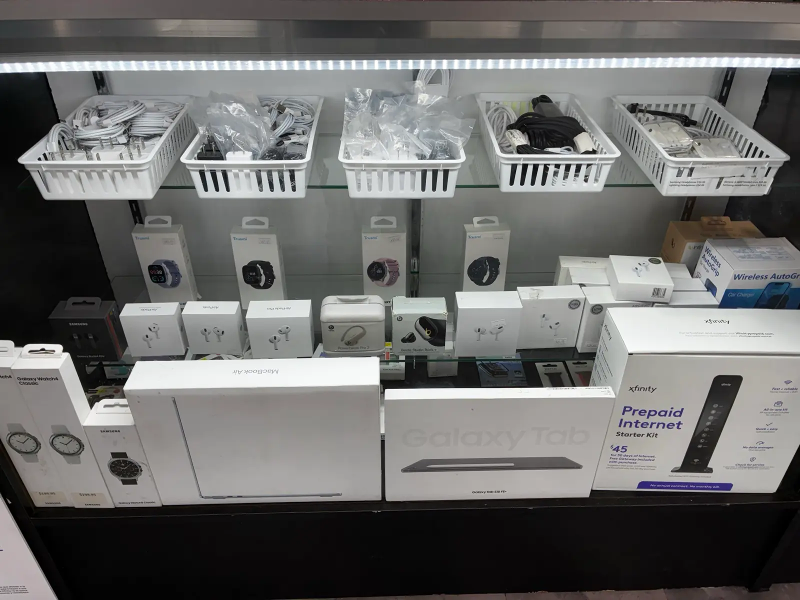 Relojes Trusmi y Galaxy Watch en la vitrina