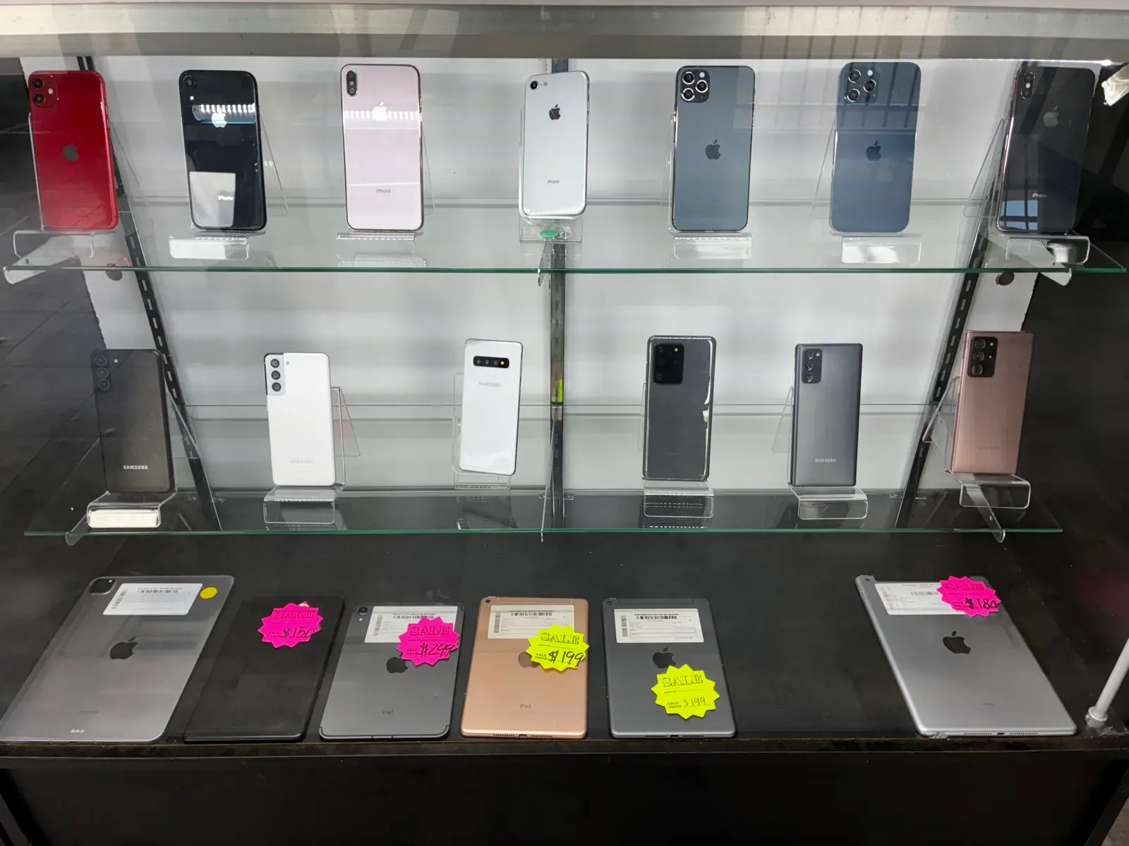 iPhone y Samsung Galaxy en la vitrina
