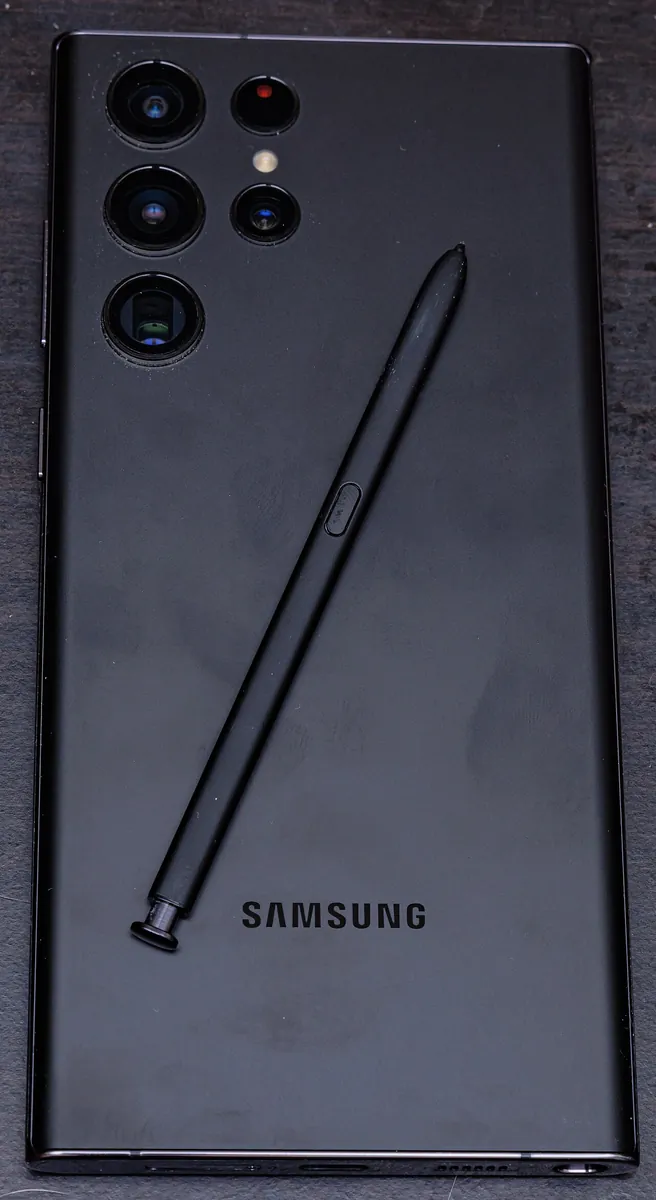 Black Galaxy S22 Ultra with its S Pen