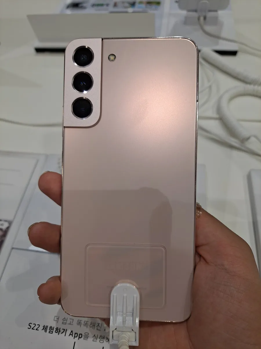 Back of a pink Galaxy S22