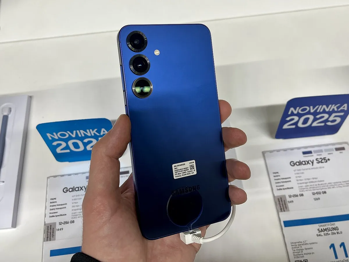 Parte trasera de un Galaxy S25+ azul marino