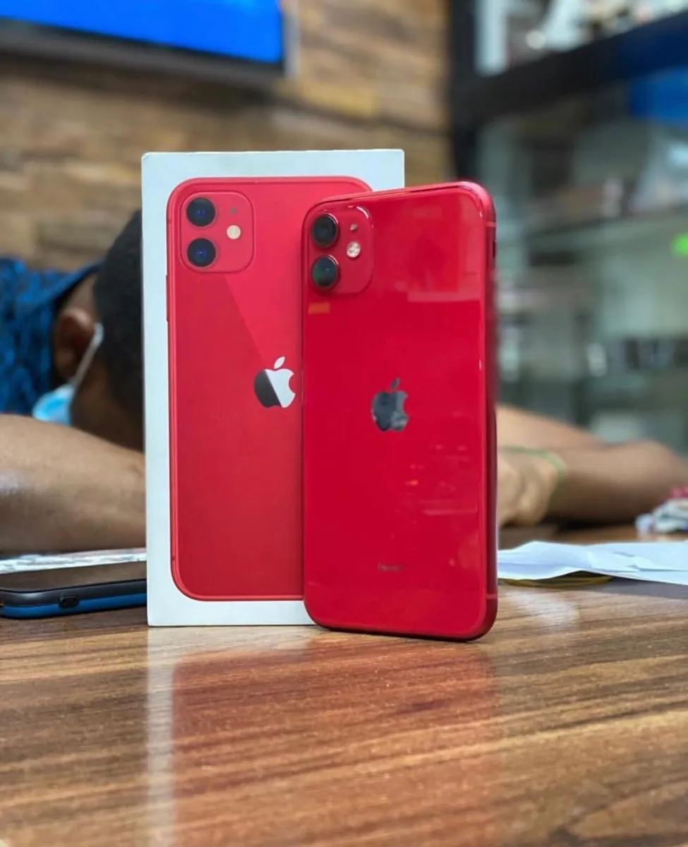 iPhone 11 (PRODUCT)RED con su caja