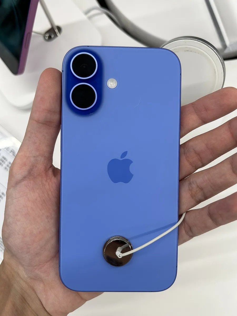 Back of an iPhone 16 in Ultramarine